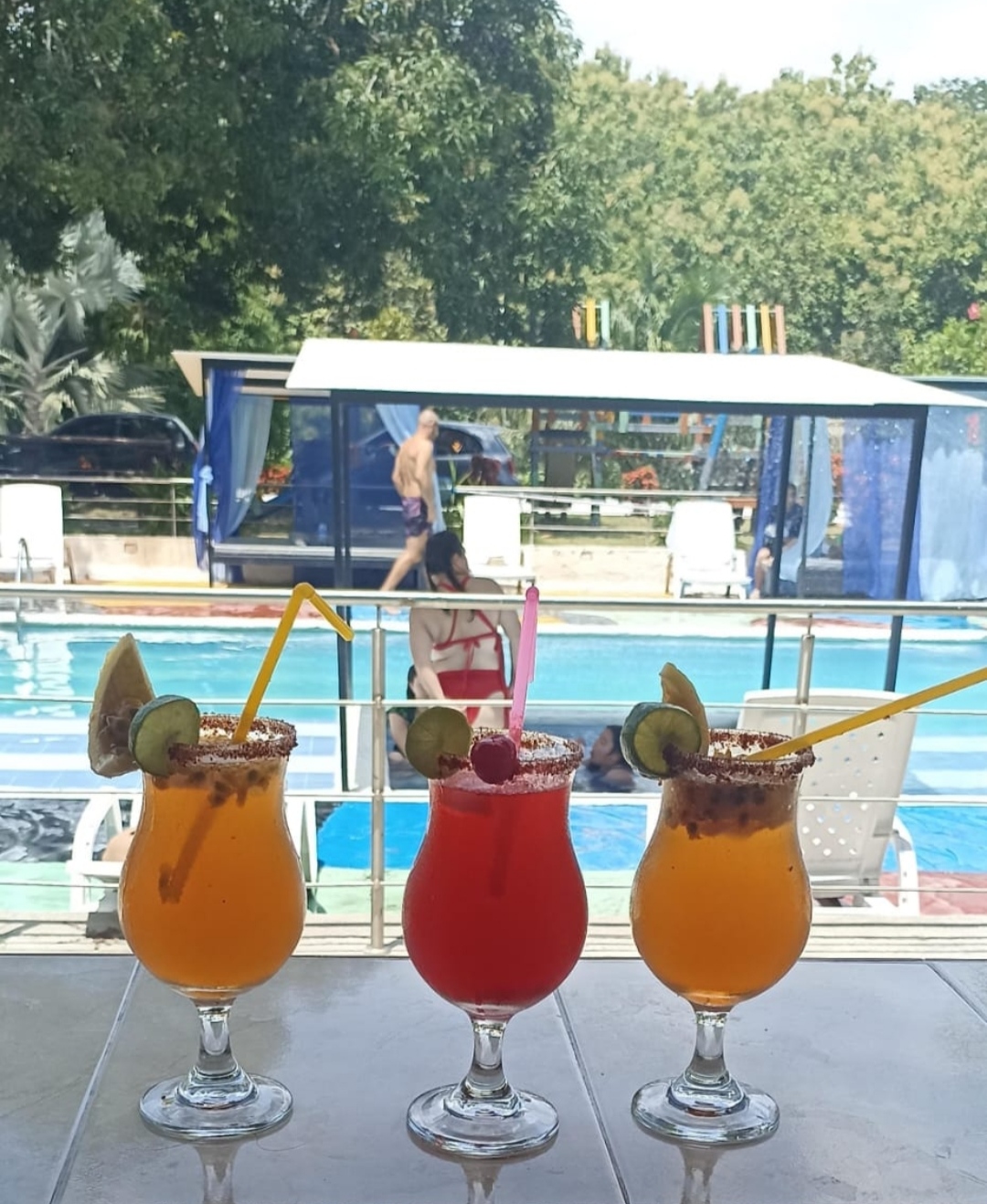 Coctel junto a la piscina