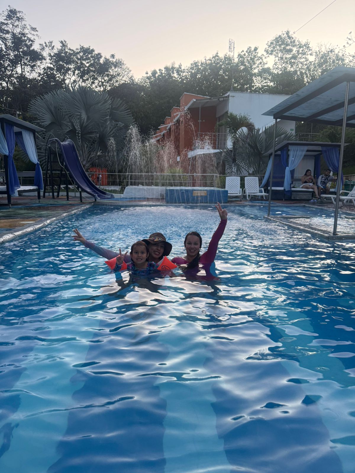 Familia disfrutando la piscina