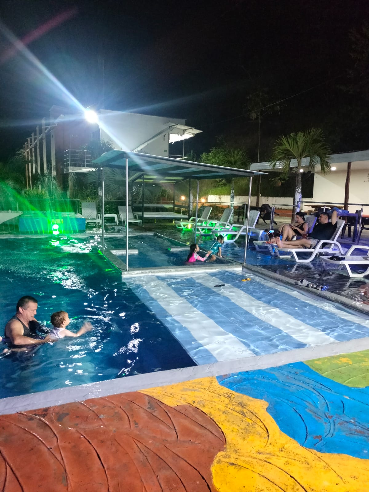 Piscina iluminada de noche